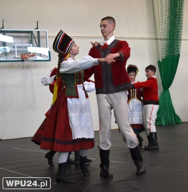 Występ Zespołu Pieśni i Tańca z solistami