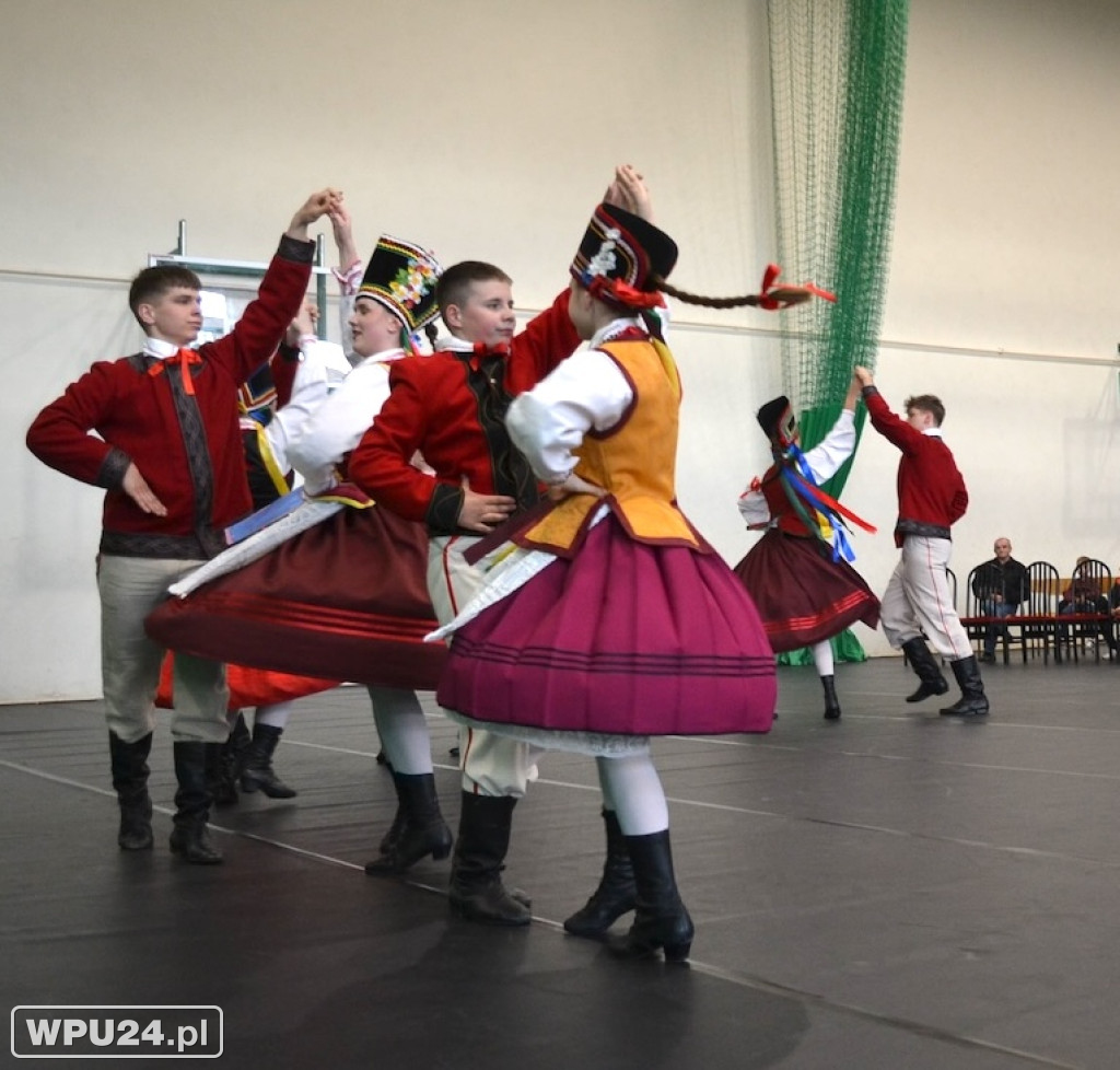 Występ Zespołu Pieśni i Tańca z solistami