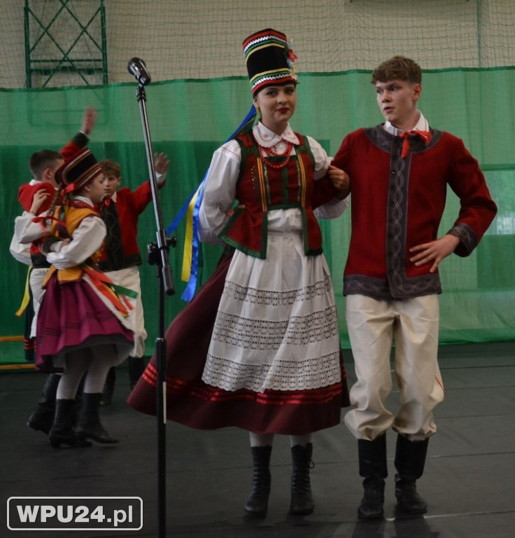 Występ Zespołu Pieśni i Tańca z solistami