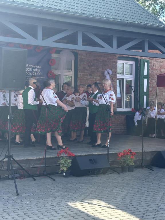 Barwny Festyn Kurpiowski w Pniewie porwał tłumy