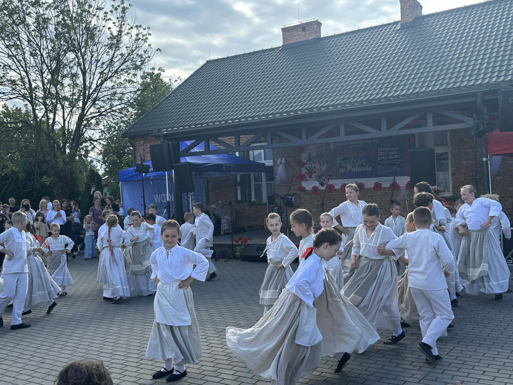 Barwny Festyn Kurpiowski w Pniewie porwał tłumy