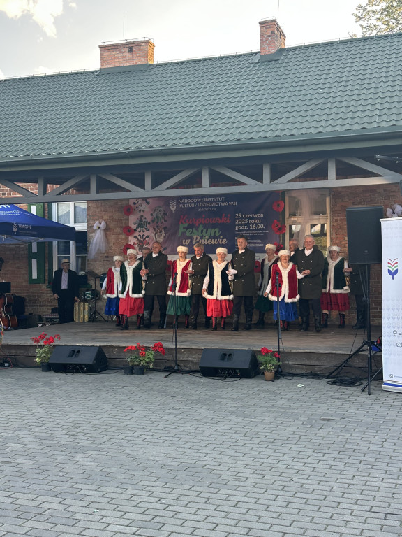 Barwny Festyn Kurpiowski w Pniewie porwał tłumy