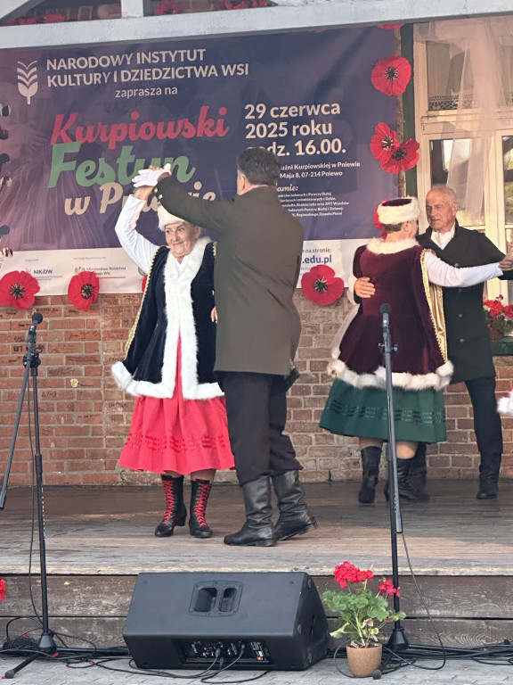 Barwny Festyn Kurpiowski w Pniewie porwał tłumy