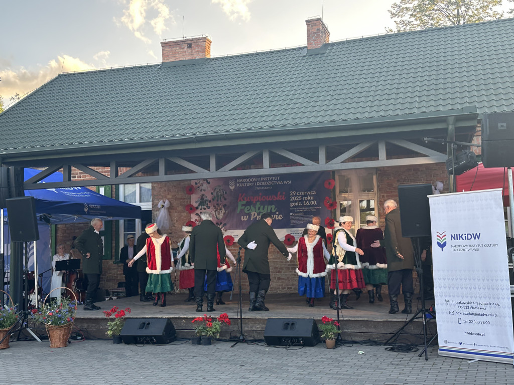 Barwny Festyn Kurpiowski w Pniewie porwał tłumy