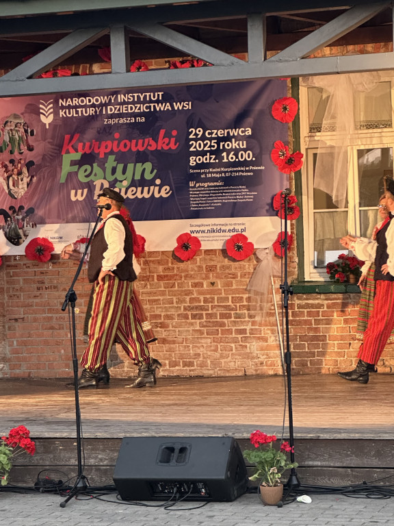 Barwny Festyn Kurpiowski w Pniewie porwał tłumy