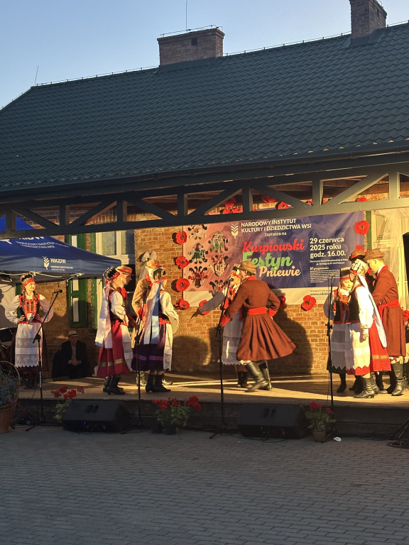 Barwny Festyn Kurpiowski w Pniewie porwał tłumy
