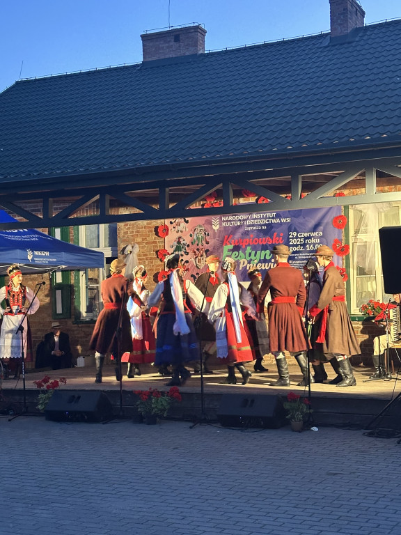 Barwny Festyn Kurpiowski w Pniewie porwał tłumy