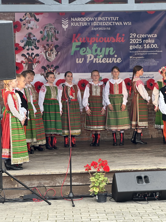Barwny Festyn Kurpiowski w Pniewie porwał tłumy