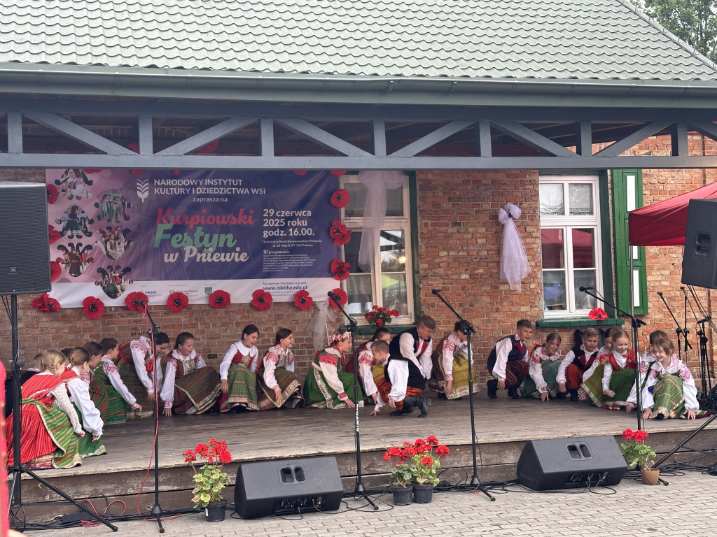 Barwny Festyn Kurpiowski w Pniewie porwał tłumy