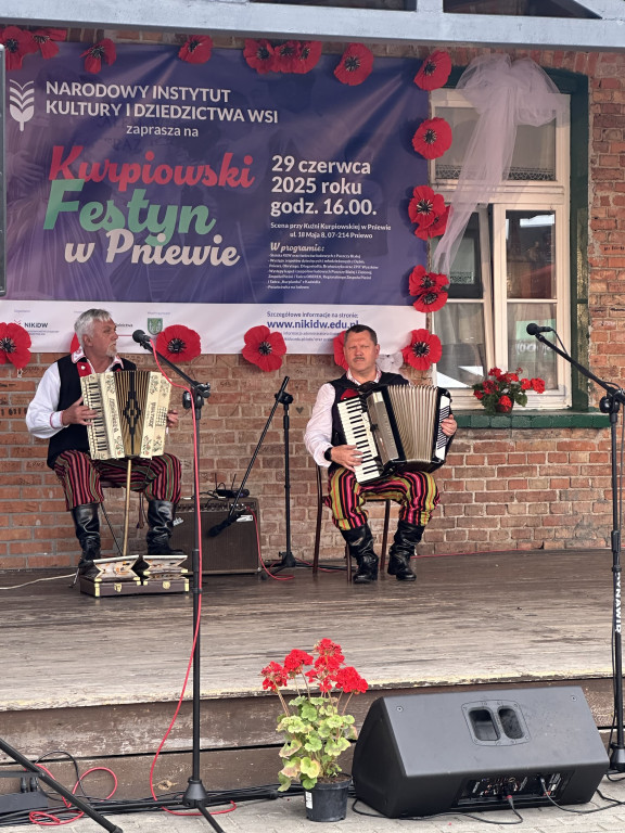 Barwny Festyn Kurpiowski w Pniewie porwał tłumy