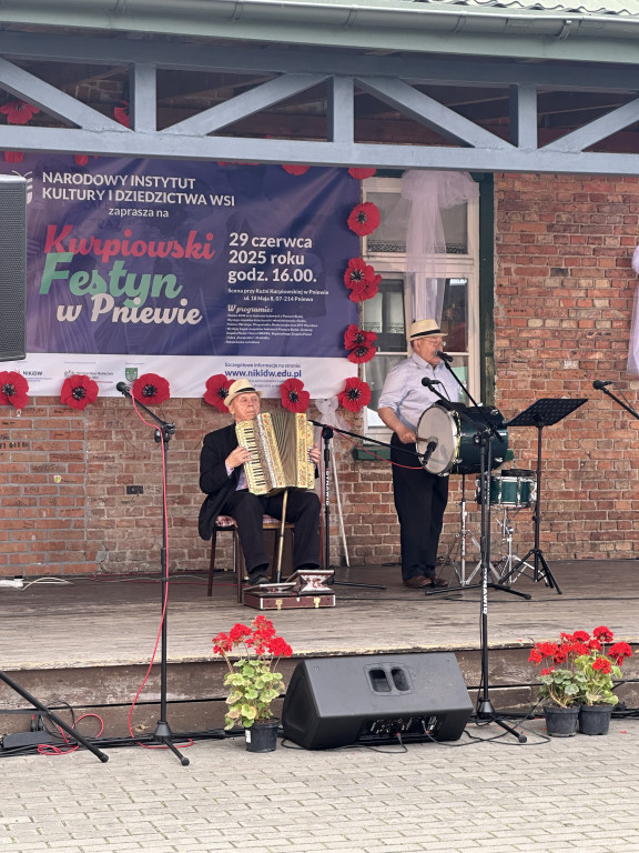 Barwny Festyn Kurpiowski w Pniewie porwał tłumy