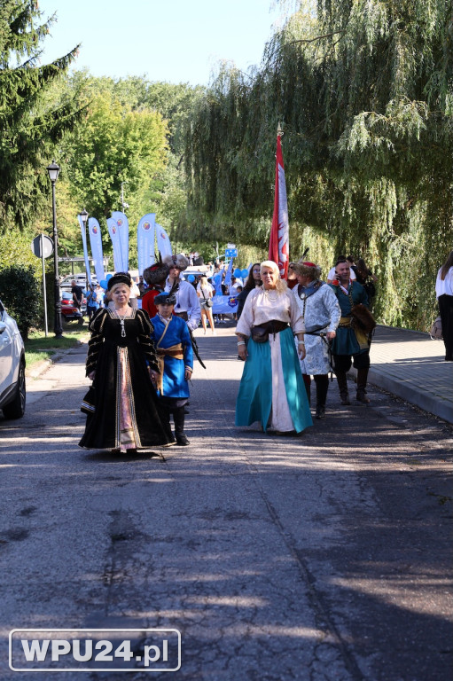 Barwny korowód ulicami Pułtuska