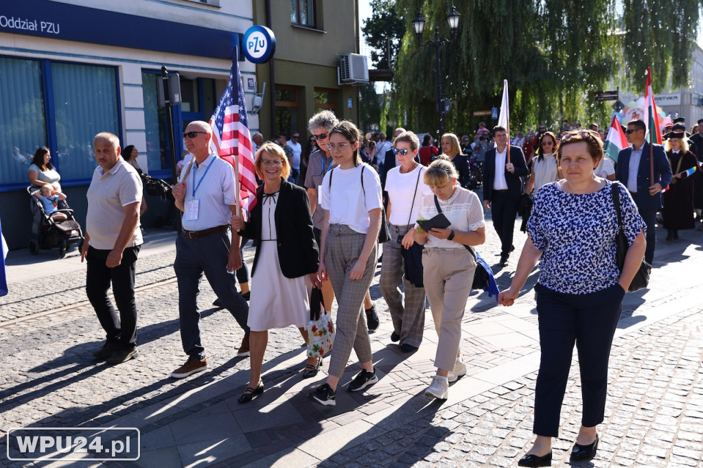 Barwny korowód ulicami Pułtuska