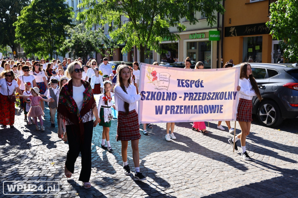 Barwny korowód ulicami Pułtuska