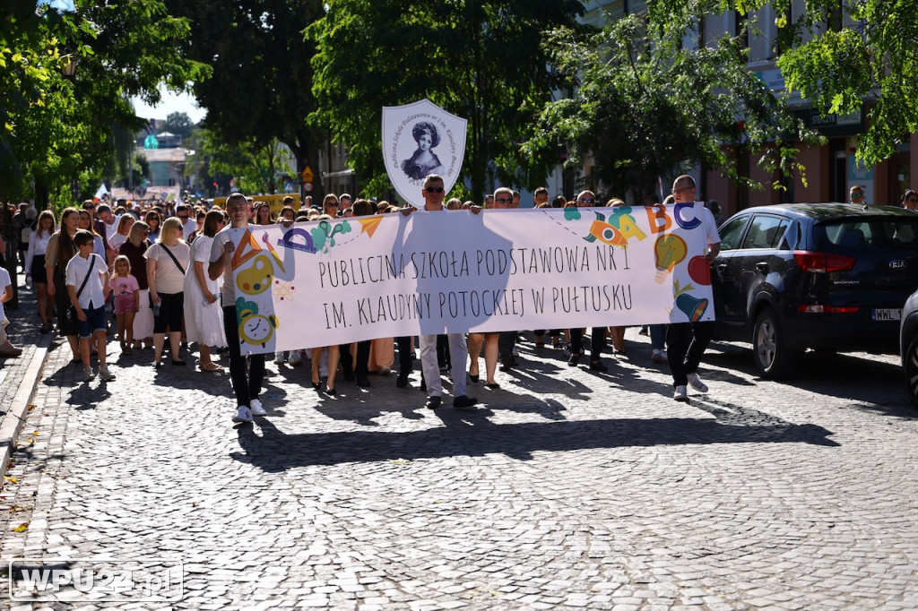 Barwny korowód ulicami Pułtuska