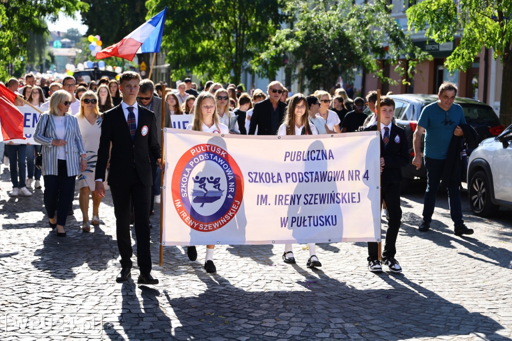 Barwny korowód ulicami Pułtuska