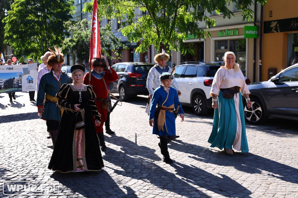 Barwny korowód ulicami Pułtuska