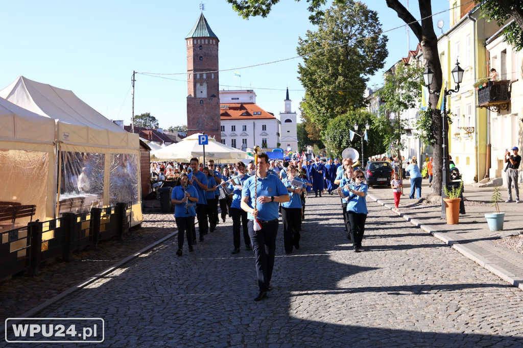 Barwny korowód ulicami Pułtuska