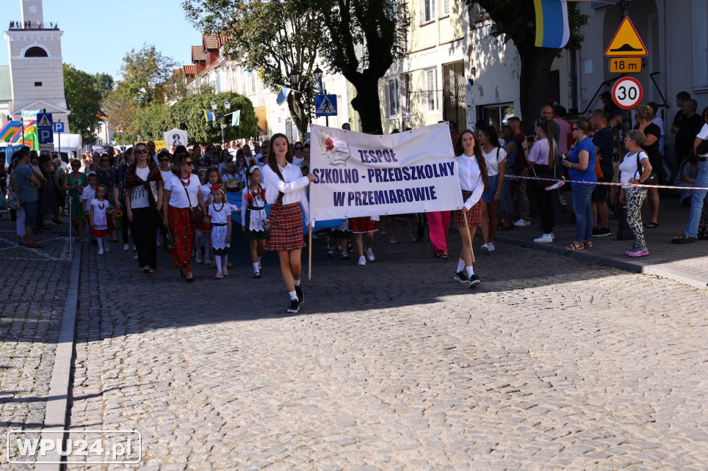 Barwny korowód ulicami Pułtuska