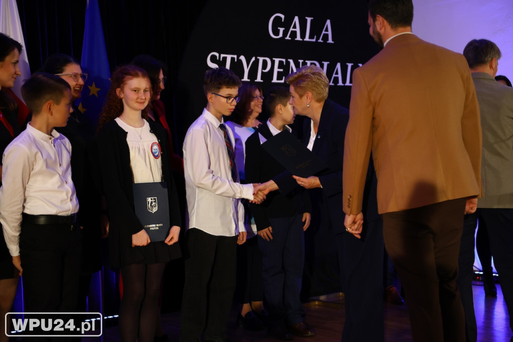 Burmistrz wręczyła 136 stypendiów!