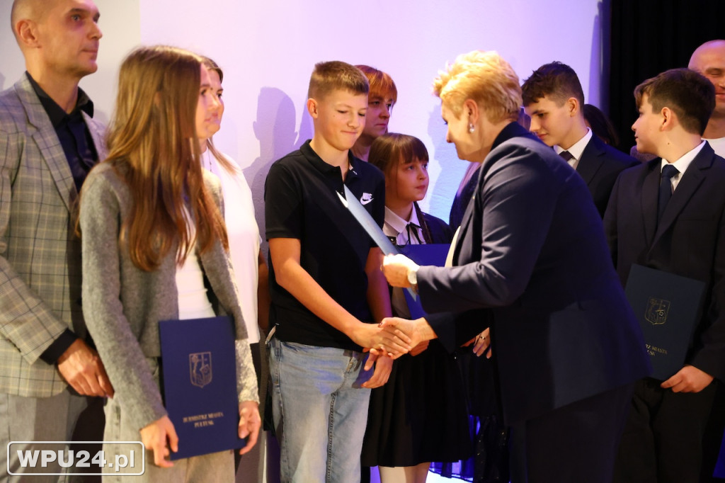 Burmistrz wręczyła 136 stypendiów!