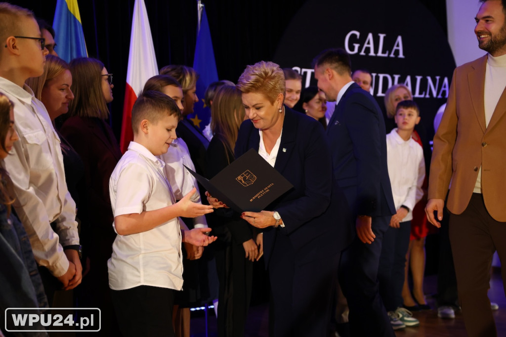 Burmistrz wręczyła 136 stypendiów!