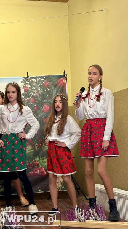 „Śpiewanie przy szarlotce” w Przemiarowie