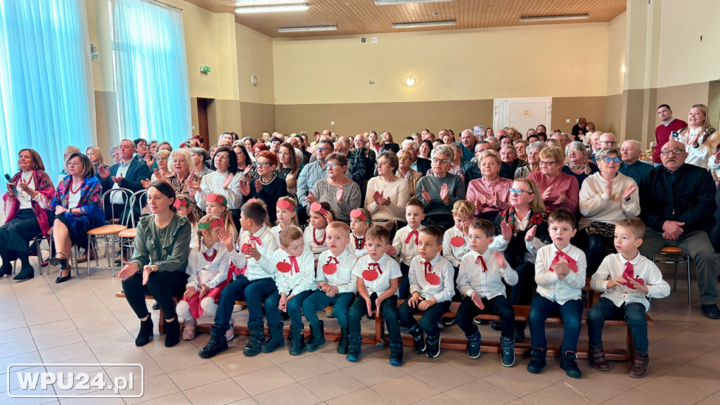 „Śpiewanie przy szarlotce” w Przemiarowie