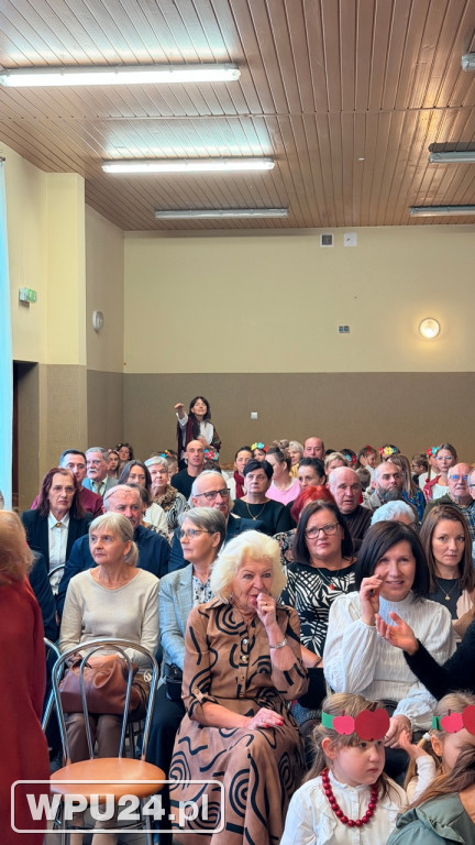 „Śpiewanie przy szarlotce” w Przemiarowie