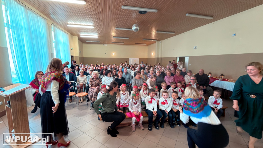 „Śpiewanie przy szarlotce” w Przemiarowie