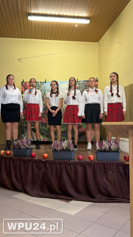 „Śpiewanie przy szarlotce” w Przemiarowie