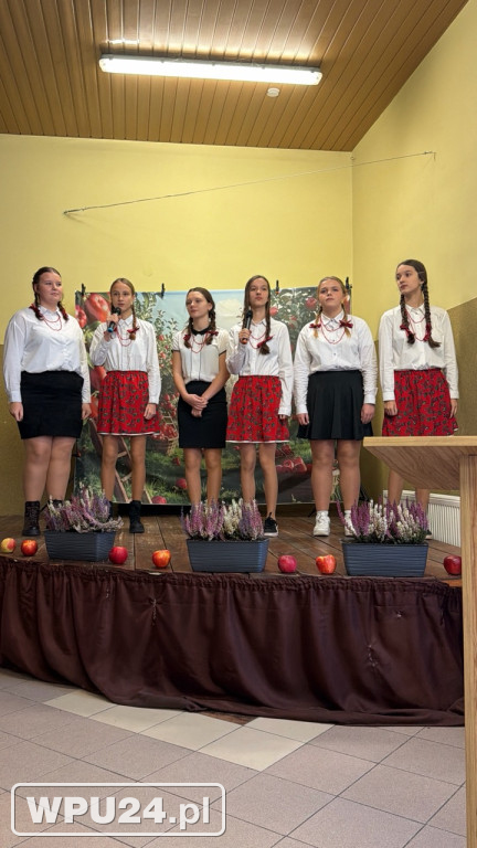 „Śpiewanie przy szarlotce” w Przemiarowie