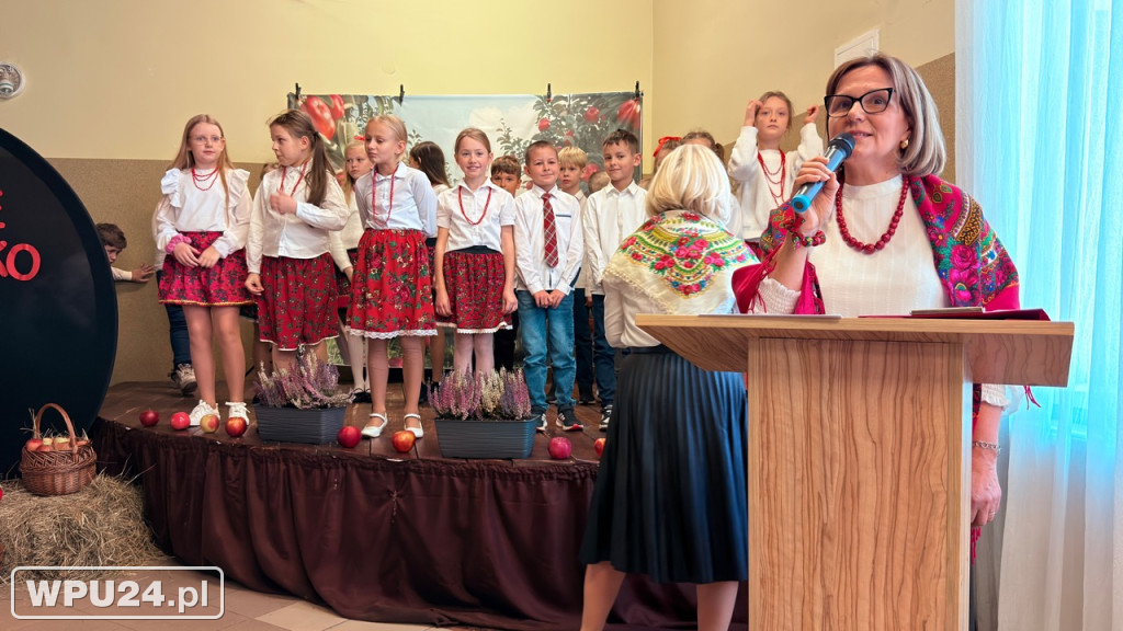 „Śpiewanie przy szarlotce” w Przemiarowie