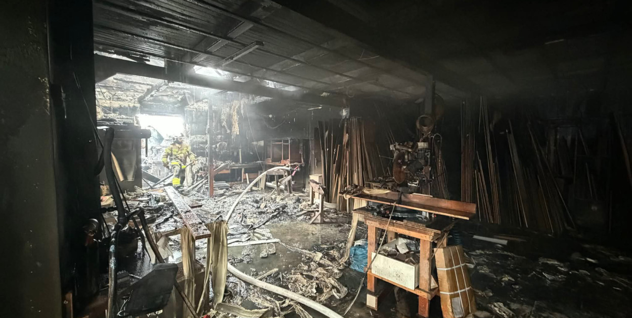 Pożar zakładu produkcyjnego i budynku biurowego