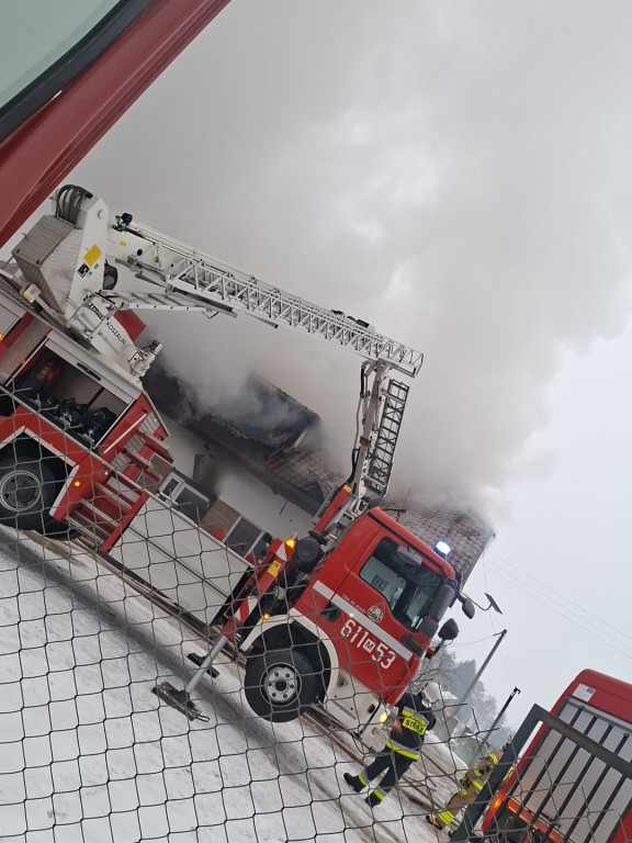 Pożar zakładu produkcyjnego i budynku biurowego