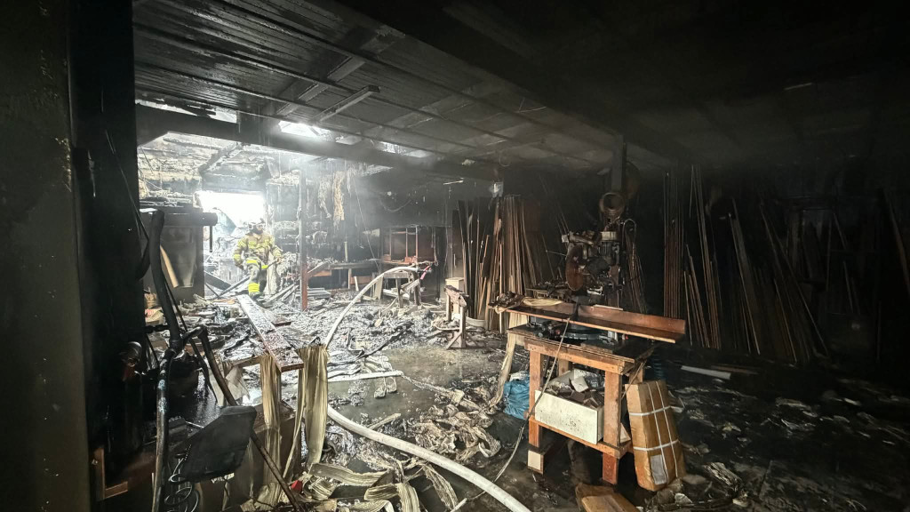 Pożar zakładu produkcyjnego i budynku biurowego