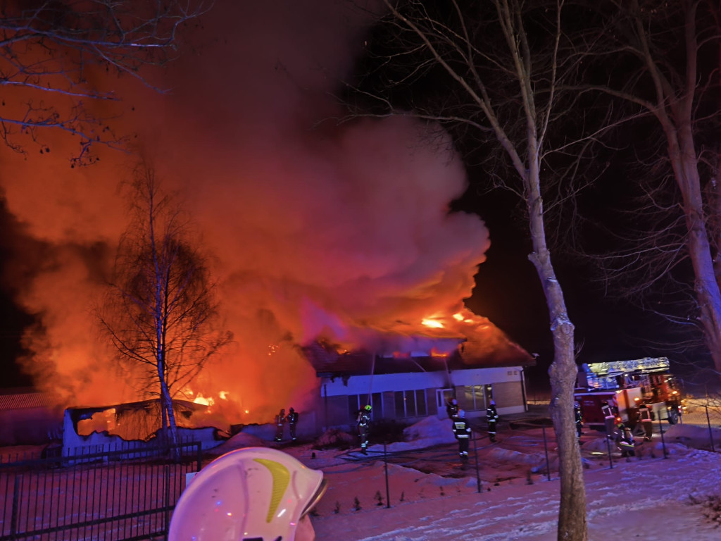 Pożar zakładu produkcyjnego i budynku biurowego
