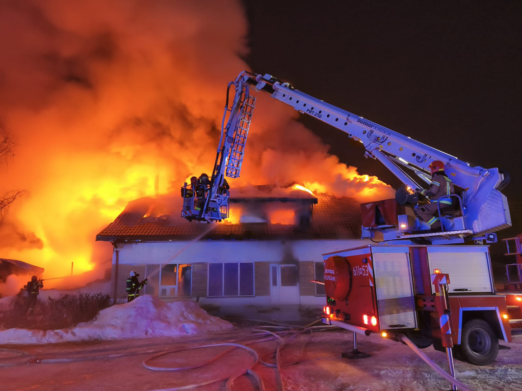 Pożar zakładu produkcyjnego i budynku biurowego