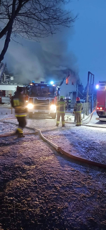 Pożar zakładu produkcyjnego i budynku biurowego