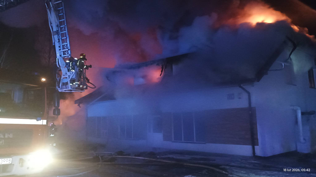 Pożar zakładu produkcyjnego i budynku biurowego