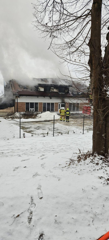 Pożar zakładu produkcyjnego i budynku biurowego