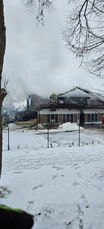Pożar zakładu produkcyjnego i budynku biurowego