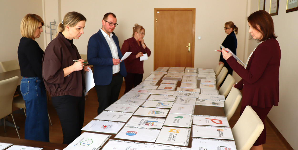 Nowe logo Powiatu  - prace Komisji