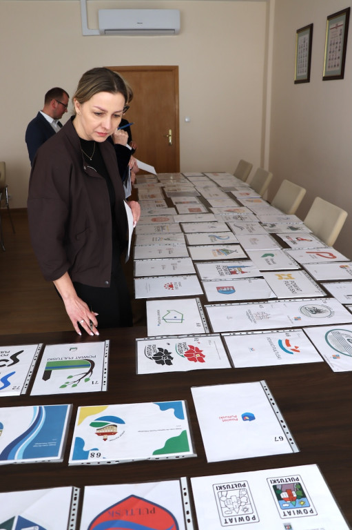 Nowe logo Powiatu  - prace Komisji