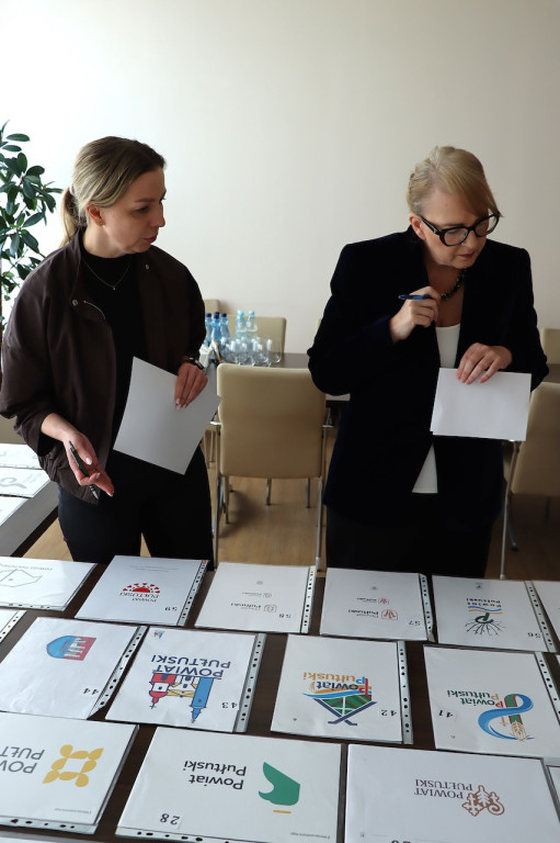 Nowe logo Powiatu  - prace Komisji