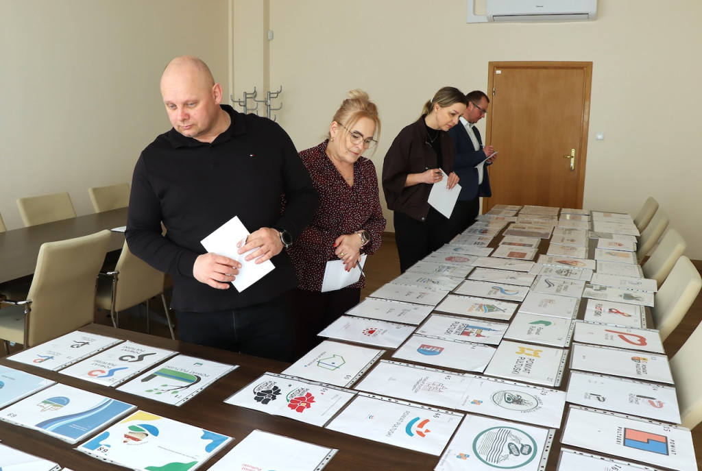 Nowe logo Powiatu  - prace Komisji