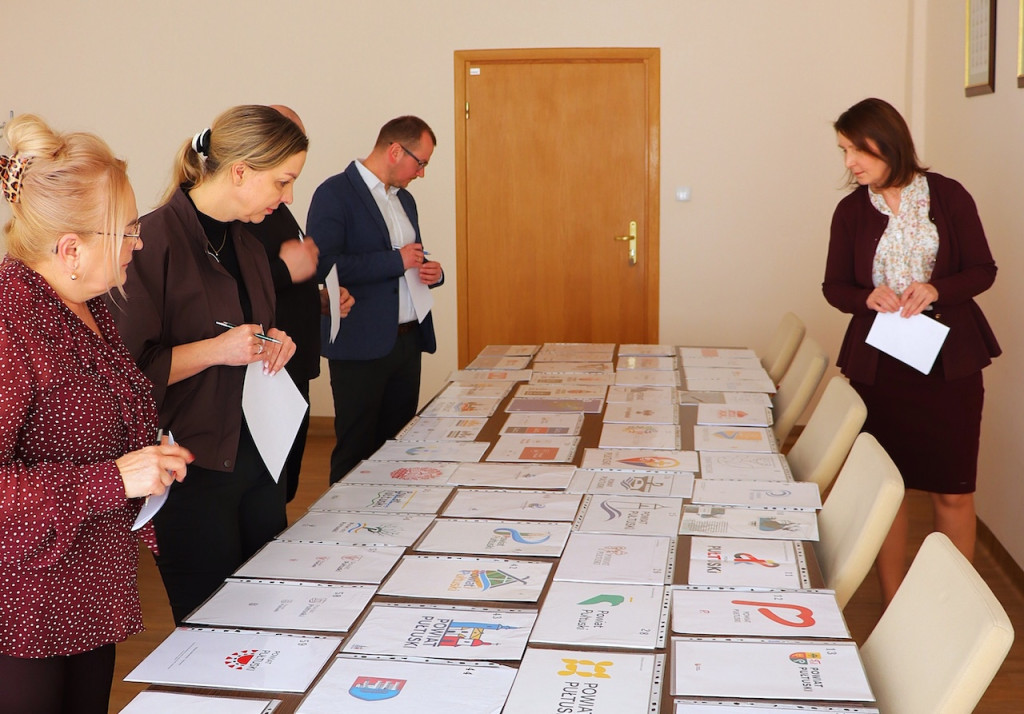 Nowe logo Powiatu  - prace Komisji