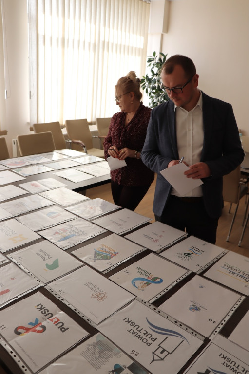 Nowe logo Powiatu  - prace Komisji