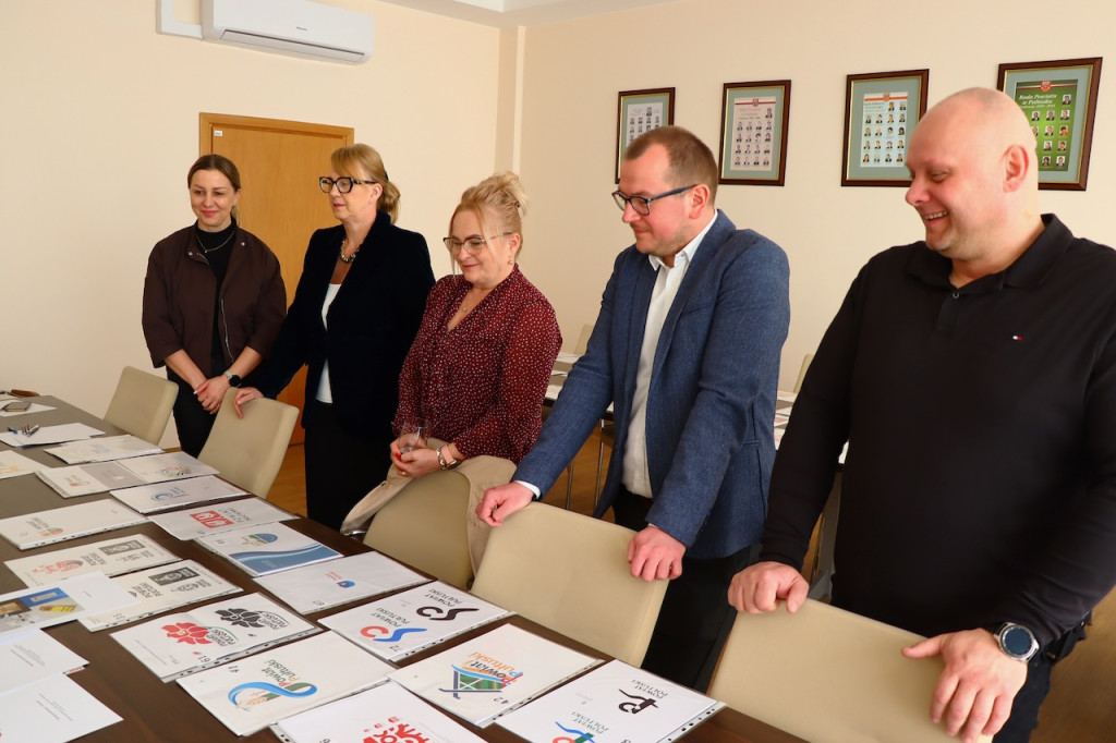 Nowe logo Powiatu  - prace Komisji