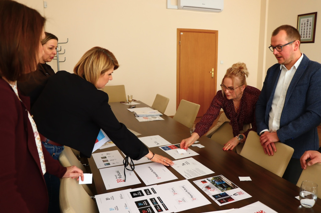 Nowe logo Powiatu  - prace Komisji